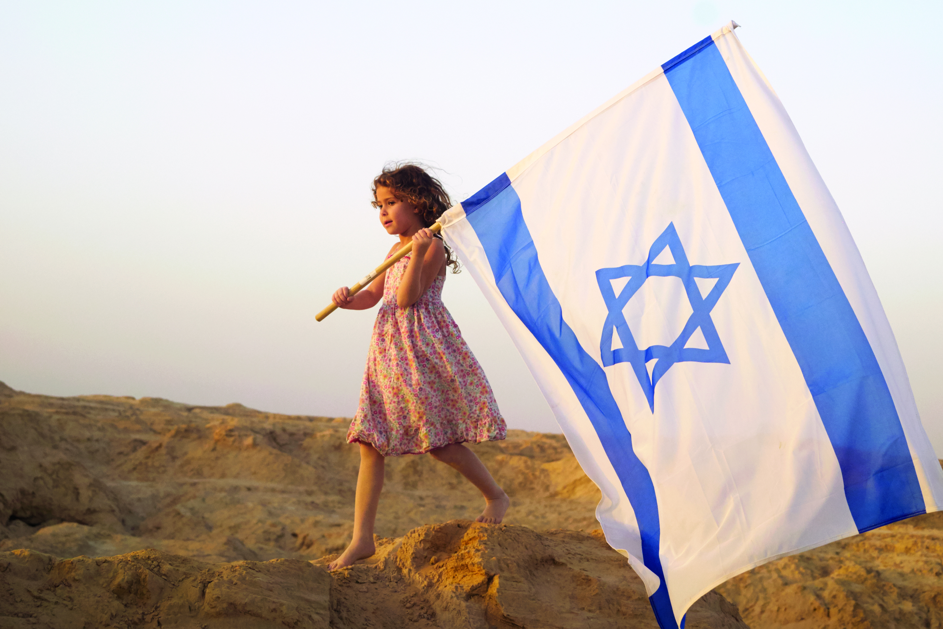 Граждане рф в израиле. Флаг Израиля. Девушка с израильским флагом. Человек с флагом Израиля. Национальные цвета Израиля.