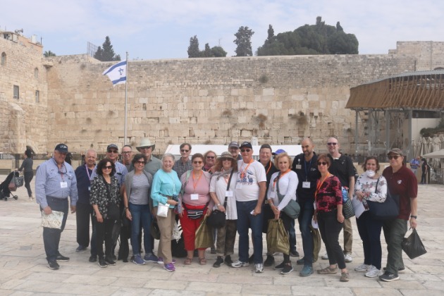 JNF-USA Sunshine Tour participants pose in front of the Western Wall in Jerusalem