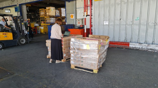 MAKOM Communities members pack food and supplies to send to Ukrainian refugees
