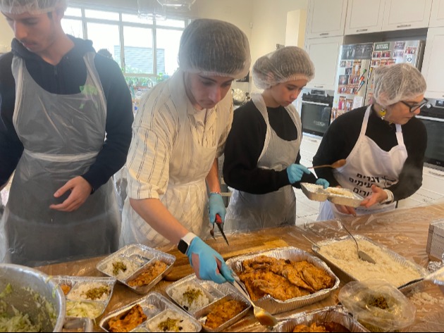 Teen volunteers prepare food for Israelis affected by the war